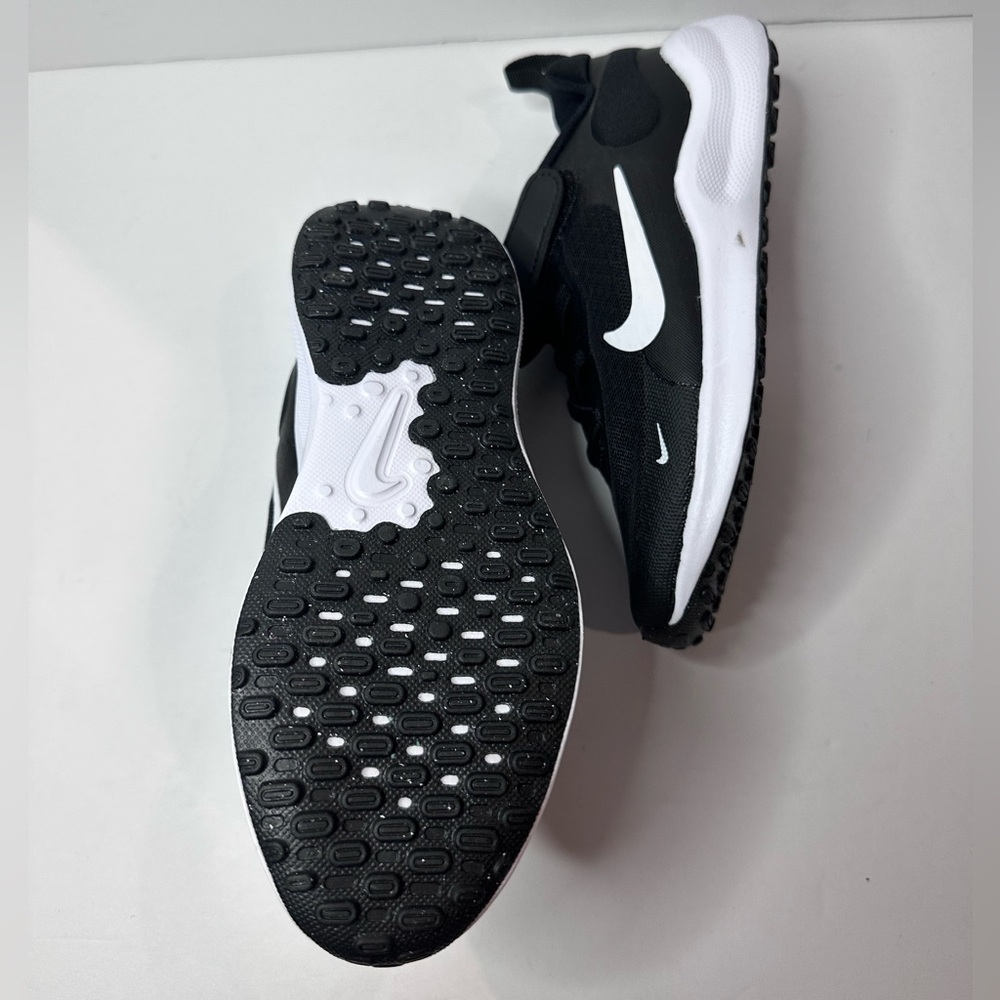 Nike Black and White Sneakers with Velcro Strap - Picture 8 of 8